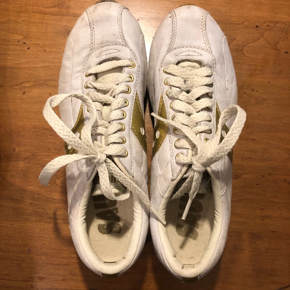 Saucing sneaker tennis shoe